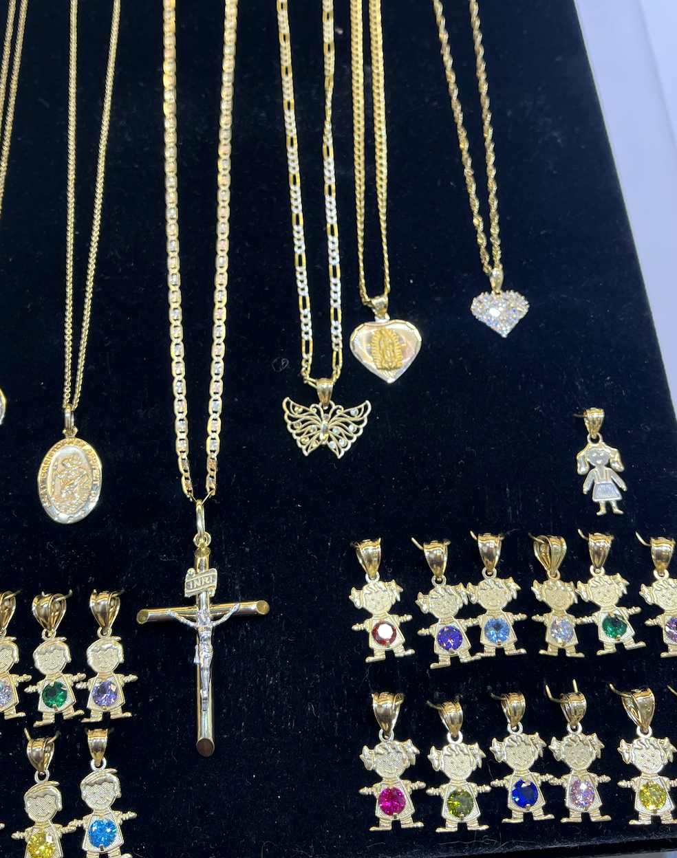 A bunch of necklaces that are on a table